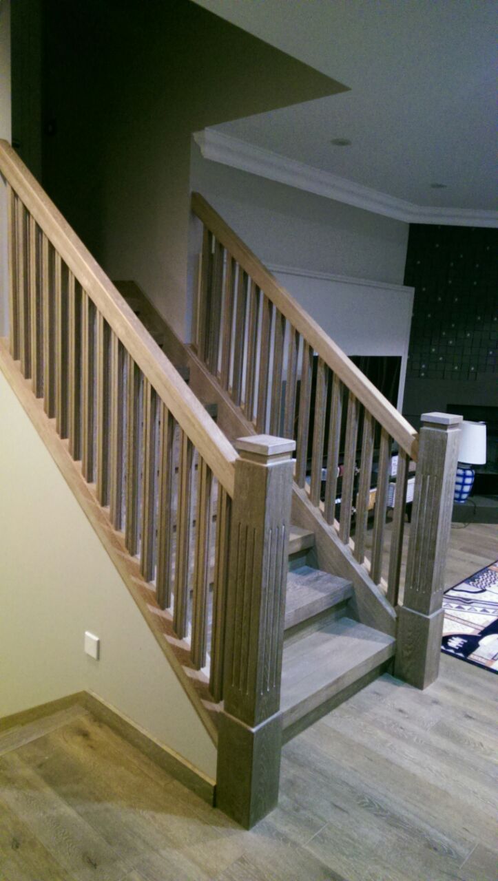 Отделка лестницы по бетону с ограждением